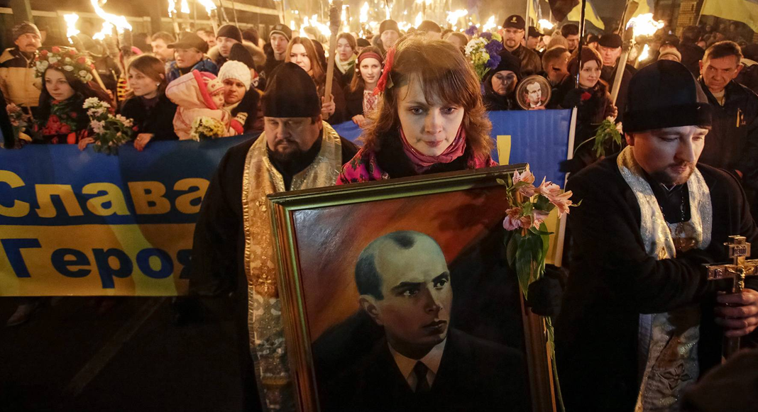 майдан украина. кровопица бандера на первом плане