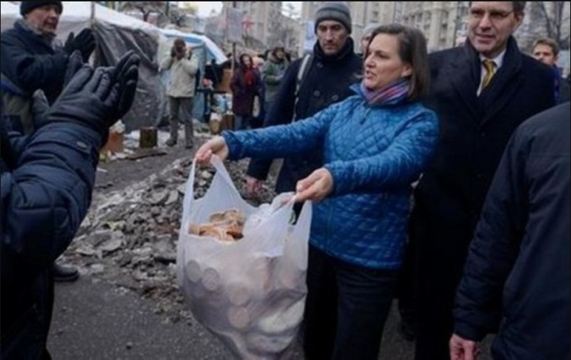 Нуланд раздает "печеньки" беснующейся толпе