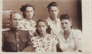 с женой и детьми 1954 г. Куйбышев