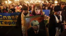 майдан украина. кровопица бандера на первом плане