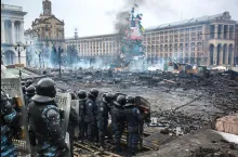 Беркут, спецназ на фоне протестующих людей.